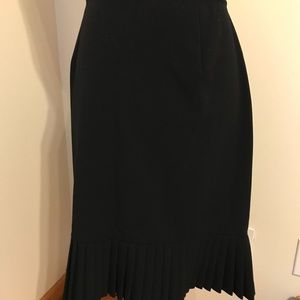 Black skirt with pleated ruffle trip